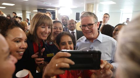 Keir Starmer y Rachel Reeves tomándose una foto durante su visita al Centro de Salud Sir Ludwig Guttmann, en Londres.