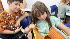 La Fundacin ??la Caixa?? entrega cada ao lotes de material educativo a nios en situacin vulnerable con mochilas, estuches, reglas, libretas y calculadoras