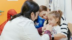 Enfermera en la campaa de vacunacin de la gripe para menores, en la foto el centro de salud A Cua, en Ourense