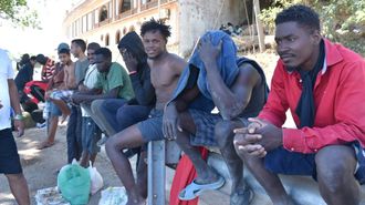 Inmigrantes esperando en el exterior del centro de estancia temporal de Ceuta.