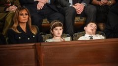 Melania Trump, junto a los dos nios invitados, Grace Eline y Joshua Trump