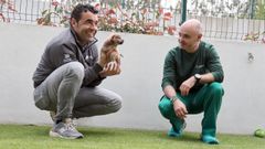 Luis L�pez, con uno de los 54 cachorros que viven en el centro de Armenteira.