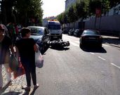 La moto acab� empotrada contra el Citro�n Xsara.