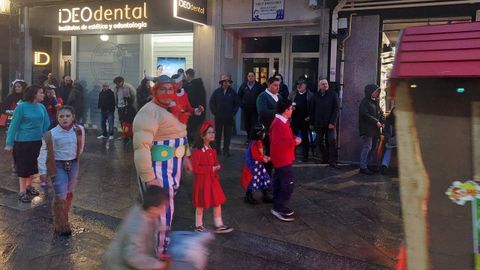 Ritmo y calor para desafiar a la lluvia en el desfile de entroido de O Carballi�o