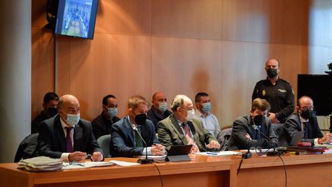 Adri�n Fernandez (2i), bogado de la defensa; Fernando Barutell (i), abogado de la esposa de uno de los sicarios del caso, y Luis Mendiguren (c), abogado de Luis y Jes�s Muguruza, entre otros, ante los acusados durante la vista oral ante jurado popular por el por el asesinato del concejal de IU en Llanes Javier Ardines