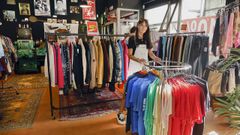 Alexandra Sampere, una de las due�as de la tienda, invita a comprar las �ltimas prendas al 40%