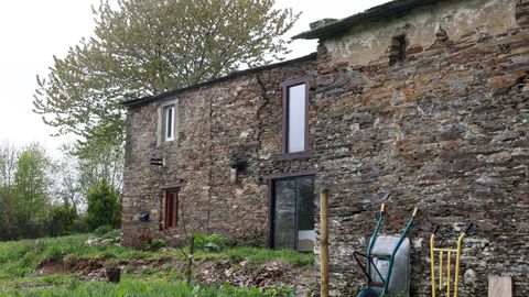 Exterior rehabilitado de la casa de casi mil metros cuadrados