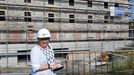 La alcaldesa de Gijón, Ana González, visita las obras de Tabacalera