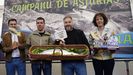 El praviano Javier Bueno Martínez (2i) posa junto al comprador, el empresario Pedro Caramés (2d), de La Finca, tras la subasta del campanu este sábado