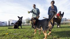 Aar�n Andr�s y Pablo Barr�n, con sus mascotas en el parque canino del San Marti�o