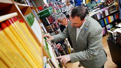 El presidente del Principado, Adrin Barbn y el candidato socialista a la alcalda de Gijn, Luis Manuel Flrez, Floro, durante su visita a una librera gijonesa.