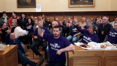 Los encerrados por el Plan de V�as hacen el signo de la victoria con Adri�n Arias en primer plano