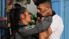 Una soldado reduce a un palestino en Jerusal�n en el marco de las protestas palestinas en apoyo a Gaza