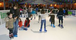 Los ni�os son los principales usuarios de la pista de hielo de Betanzos