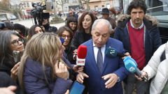 Tom&eacute;, rodeado de periodistas, a su salida de la casa consistorial