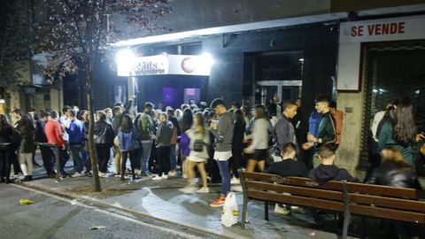 Botellón en la calle ante la discoteca Facultad, donde ahora abrió Circus, en una imagen de archivo.