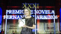 Marta Platel recogiendo el premio�de novela Fernando Lara.