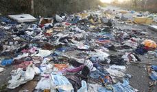 Colchones, ruedas y televisores se acumulan tambi�n en la parcela.