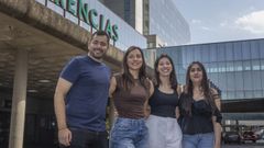 De izquierda a derecha, Jos� Ignacio P�rez, Natalia Cernadas, Noelia Iglesias y Lohanna Pessoa, cuatro de los seis primeros urgenci�logos, delante de las urgencias del CHUS