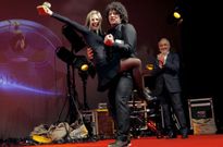 Bego�a Soler, exultante en brazos de Touri��n tras recoger el premio al mejor cortometraje. 