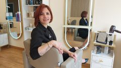 Karen Consuelo Le�n Camp�ns, en su peluquer�a Karen Style, que abrir� la pr�xima semana en la calle San Roque de Ribadeo