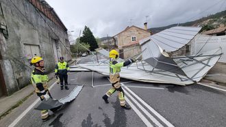 Chapas del tejado de una nave en Domaio, Moaa, que acabaron sobre la carretera cortando el trfico