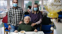 Benigno D�az, na s�a festa de cumpreanos, xunto co novo director da residencia e a s�a predecesora