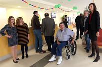 Los usuarios de la residencia noiesa disfrutaron de la fiesta de aniversario, a la que acudi� el alcalde (a la derecha, con la directora). 