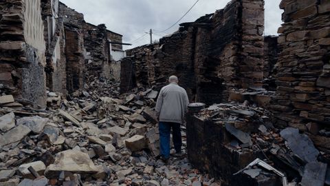 En San Vicente de Leira todava hay calles impracticables por la cantidad de escombro. 
