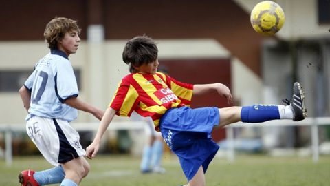 A la izquierda, el futbolista burelense con el Viveiro infantil, en el 2010