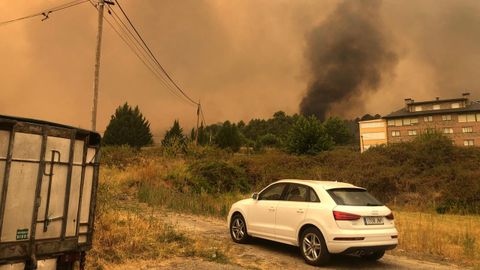 En la imagen, el edificio de la residencia Os Tilos de A Ra, con la columna de humo del incendio avanzando por la zona trasera