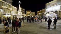 La iluminacin de Ferrero Rocher est atrayendo turistas a Ribadavia