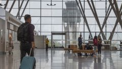Pasajeros en la zona de salidas del aeropuerto Rosal&iacute;a de Castro en Santiago.