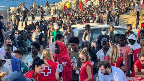 Miles de personas contin�an en Ceuta