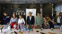 Rafa Domnguez, en el centro, acompaado de varios de los integrantes del grupo municipal del PP de Pontevedra