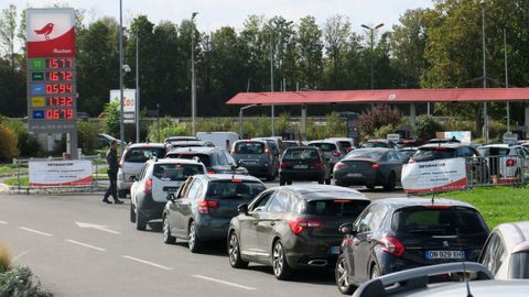 Veh�culos hacen cola para repostar en una gasolinera de Petit-Foret