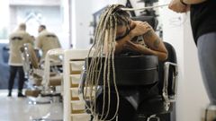 Uno de los servicios que se encuentran dentro del espacio es el de realización de trenzas