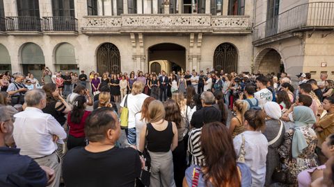 Decenas de ciudadanos se concentraron este viernes frente al edificio del Ayuntamiento de Gerona en repulsa por el asesinato machista de una joven de 27 aos vecina de la localidad