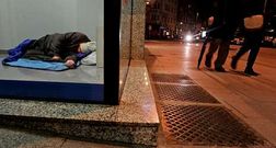 Un sintecho, durmiendo en un cajero autom�tico de la plaza de Galicia en la noche de ayer.