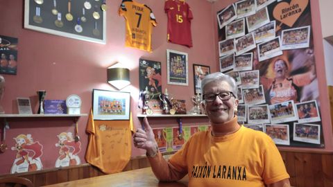 Salom&eacute; G&oacute;mez posa en el 'Rinc&oacute;n Laranxa' que tiene acondicionado en el Mes&oacute;n do Poeta con recuerdos donados por las jugadores del Burela FS. 