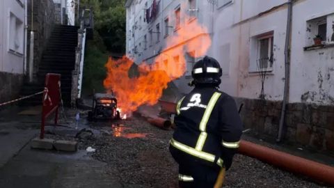 Un bombero apaga el fuego provocado por una fuga de gas