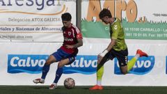 Koke Saiz encarando a un defensa durante el encuentro entre el Berganti�os y el Amorebieta, celebrado en As Eiroas