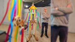 �ngel Manuel Rodr�guez xunto � escultura �Volante de Chantada�, unha das pezas que exp�n na Casa de Cultura chantadina