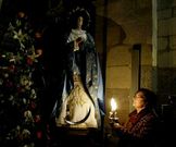 Una ayudante de las camareras, con la Inmaculada.