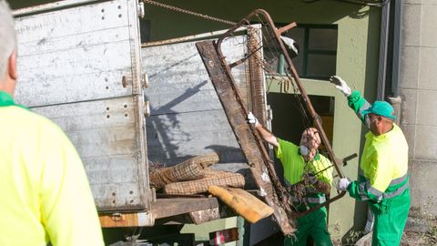 Operarios municipales retiran la basura acumulada en el domicilio donde fue hallado el beb� en Lugo presuntamente maltratado