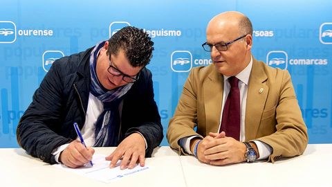 Francisco Jos� Montesinos, firmando su reingreso en el PP ante Jos� Manuel Baltar