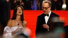 Gary bromea con Anne Hathaway en la alfombra roja de Cannes.