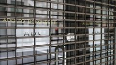 Los escaparates llevan con las persianas bajadas en Ourense desde mediados de marzo