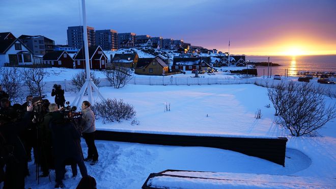 La primera ministra danesa, Mette Frederiksen, se dirige a los medios desde la capital de Groenlandia