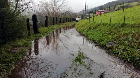 Camino inundado en la localidad de Villar�n (Trubia), en el municipio de Oviedo